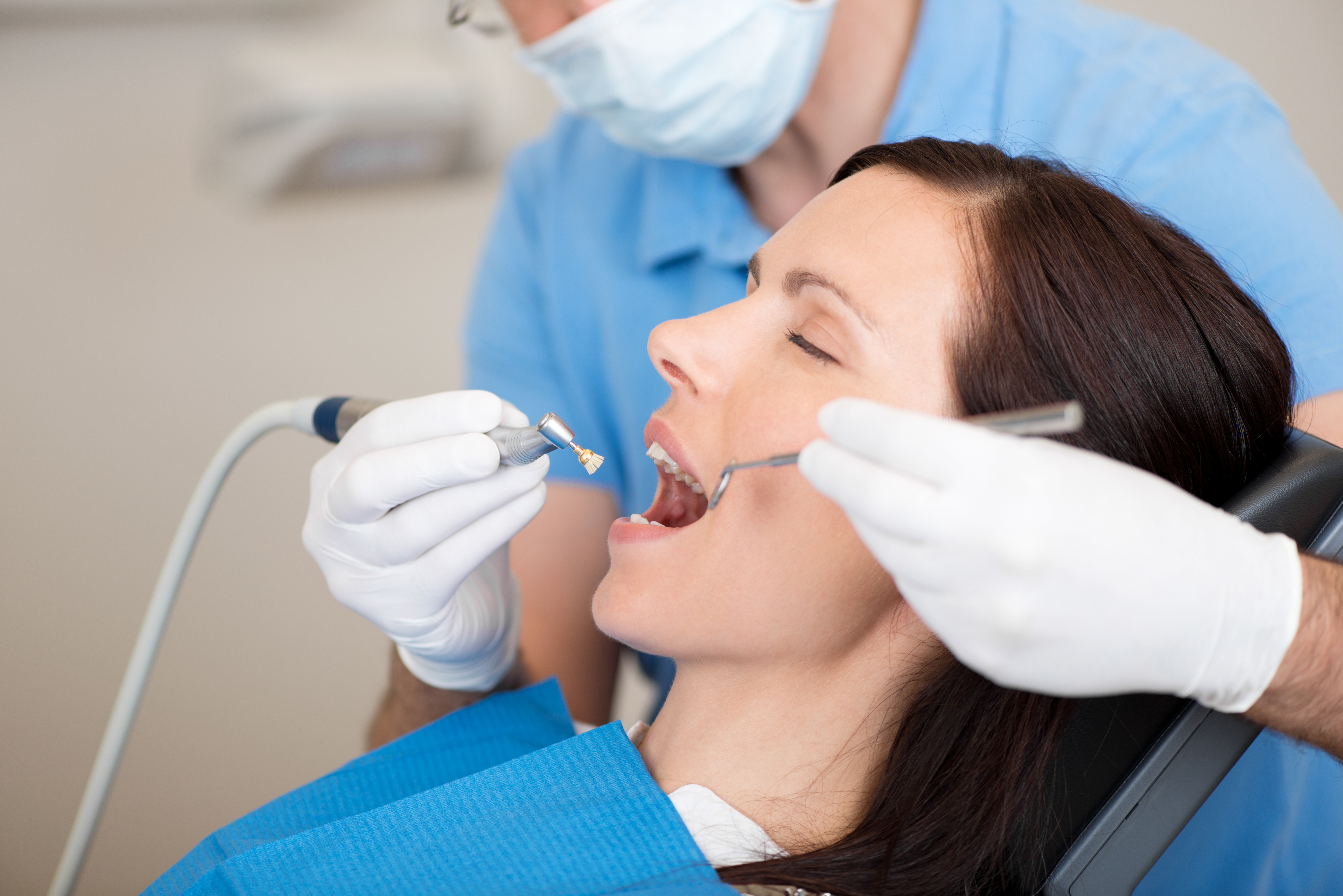 Врач лечащий кариес. Профгигиена (ультразвук + Air-Flow). Зубы стоматология. Терапия стоматология. Профессиональная гигиена полости рта.